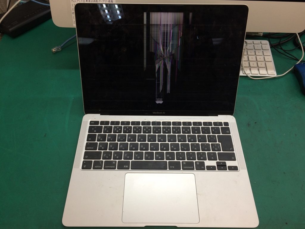 MacBook Air M1 の画面割れ 修理