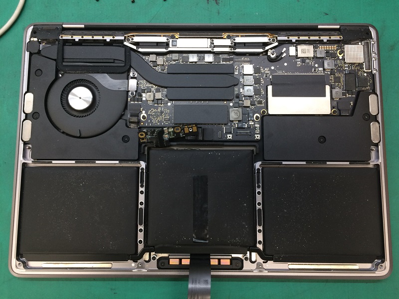 macbookpro2016年モデルバッテリー分解