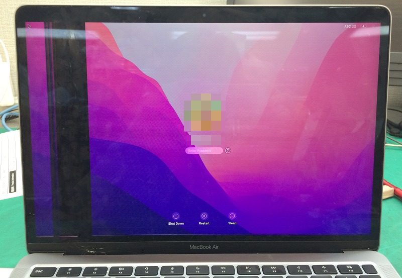 MacBook Airの画面が割れて線が出ている